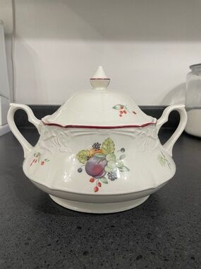 Vintage Johnson Brothers Orchard Round Covered Vegetable Dish/Tureen England